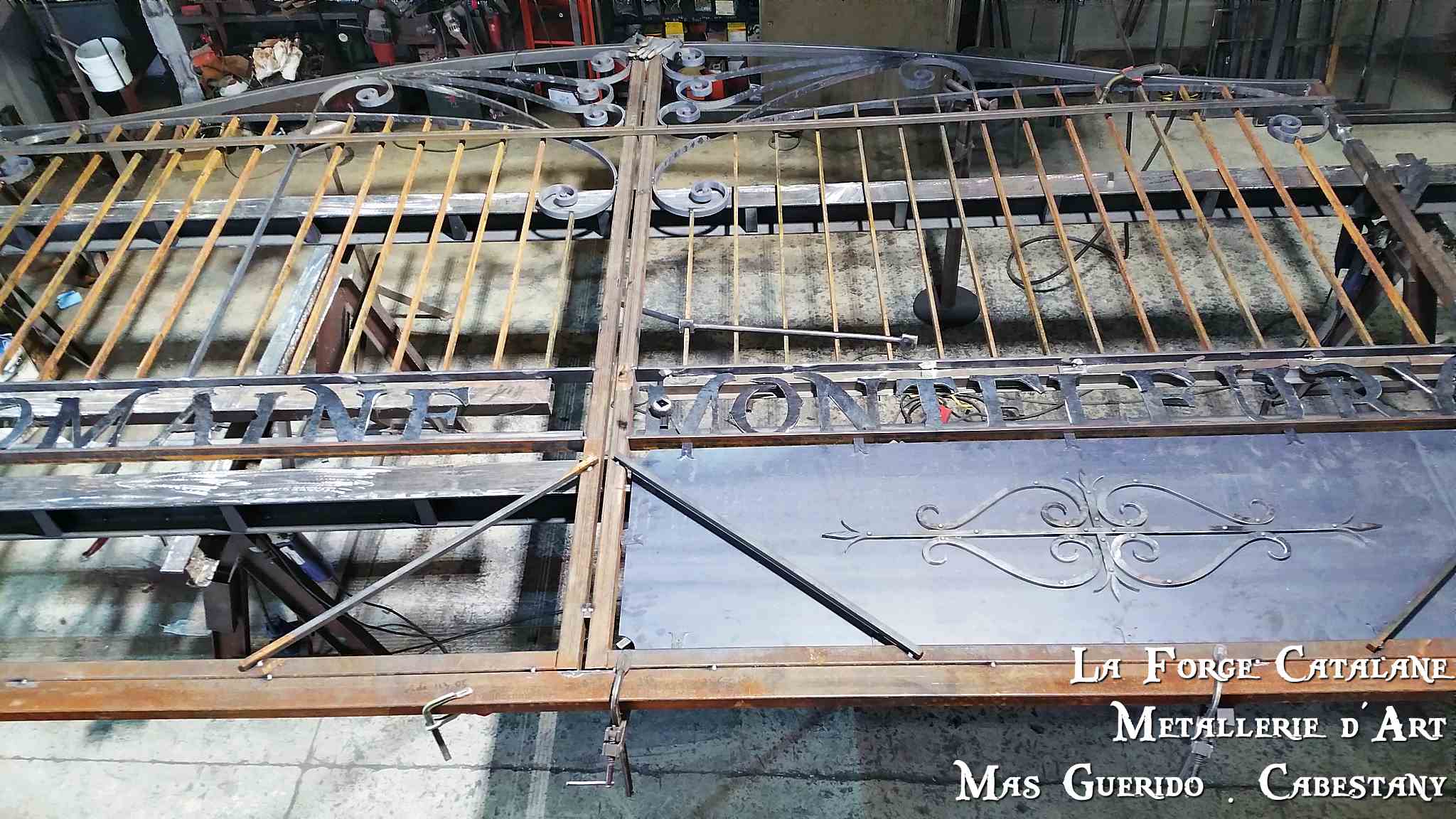 detail construction portail travail chaud forge catalane.jpg